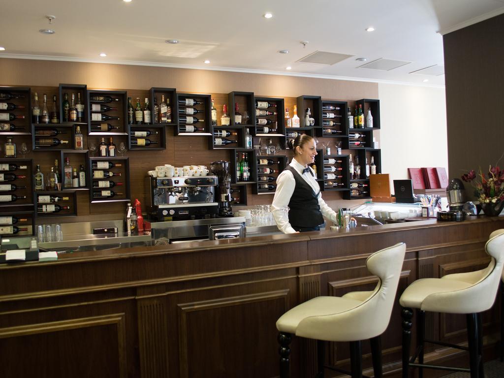 Premier Palace Spa Hotel Bukurešť Exteriér fotografie A bar in a hotel