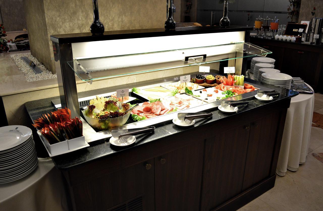 Premier Palace Spa Hotel Bukurešť Exteriér fotografie A salad bar